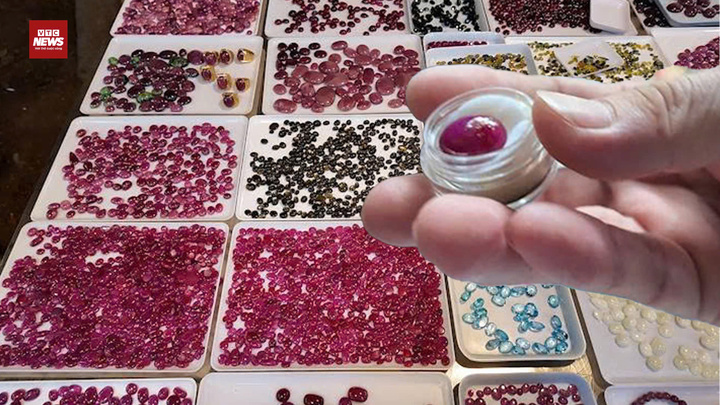 Đá quý ‘triệu đô’ bày bán như rau ở khu chợ độc nhất Hà Nội