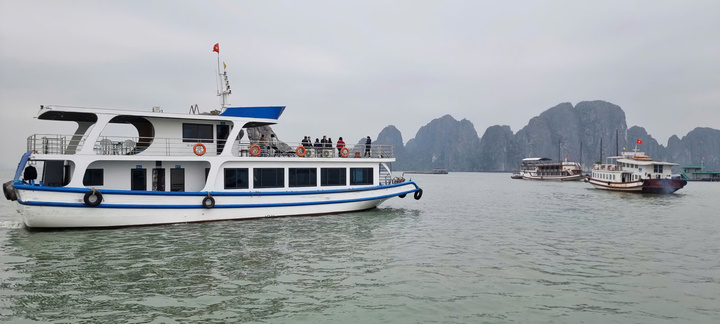 Quảng Ninh yêu cầu lắp định vị hàng hải AIS trên tất cả tàu du lịch Vịnh Hạ Long