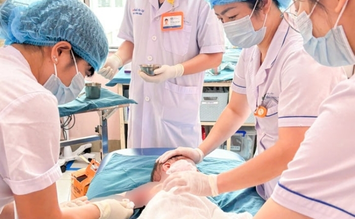 Lật nồi lẩu đang sôi, ba anh em bỏng nặng