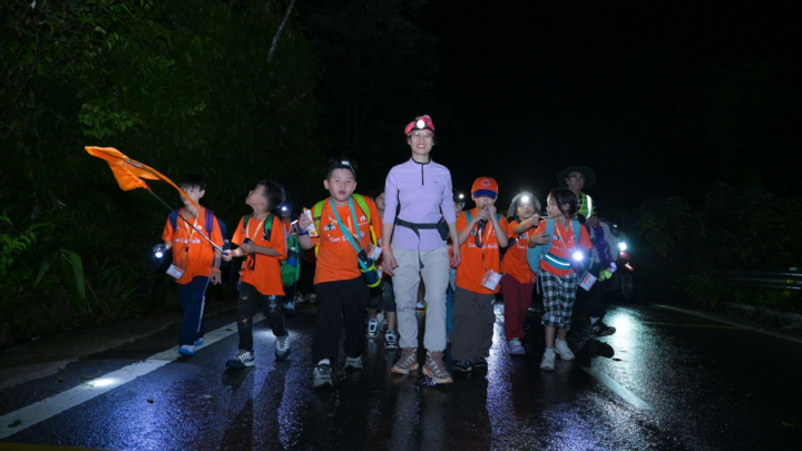 Hành trình leo núi Ba Vì thấy con bản lĩnh, cha mẹ vững tin