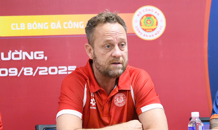 HLV Polking kể chuyện 'mê tín' giúp CLB Công an Hà Nội thắng trận