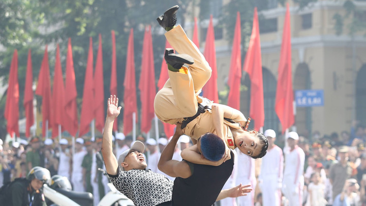 Nữ CSGT bật người xoay tròn trên không quật ngã 2 'quái xế' trên phố Hà Nội 