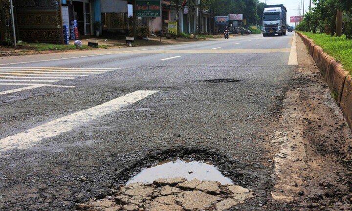 Đường hơn 640 tỷ đồng ở Đắk Lắk tiếp tục hư hỏng sau sửa chữa