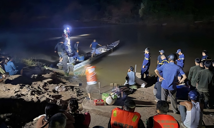 Xuyên đêm tìm kiếm thanh niên mất tích khi tắm sông sát biên giới