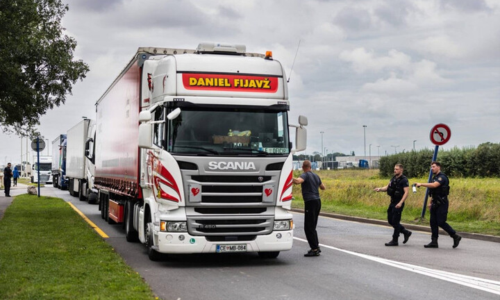 Pháp phát hiện 15 người nhập cư trong xe tải đông lạnh