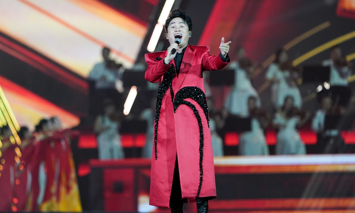 Tùng Dương hát 'Viết tiếp câu chuyện hoà bình' trong concert quốc gia gây sốt