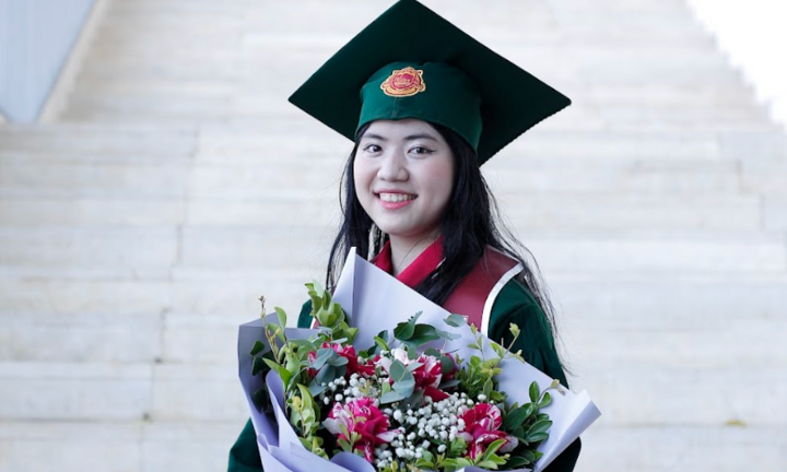 Nữ thủ khoa đầu ra trường Kinh tế, 4 năm học đều đặn mang tiền về cho mẹ