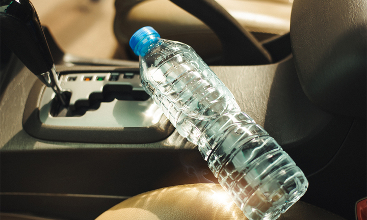 Chuyên gia: Coi chừng độc khi uống nước trong chai nhựa trên ô tô ngày nóng