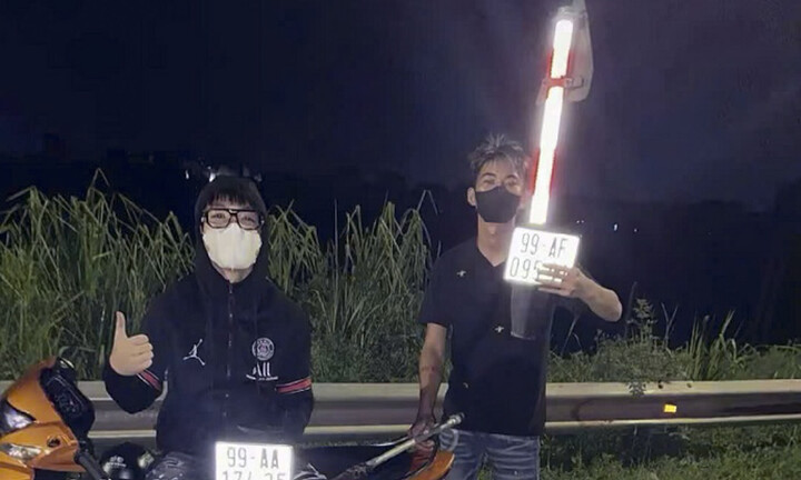 Nhóm trẻ tuổi ở Bắc Ninh mang hung khí tấn công, phá xe, livestream TikTok