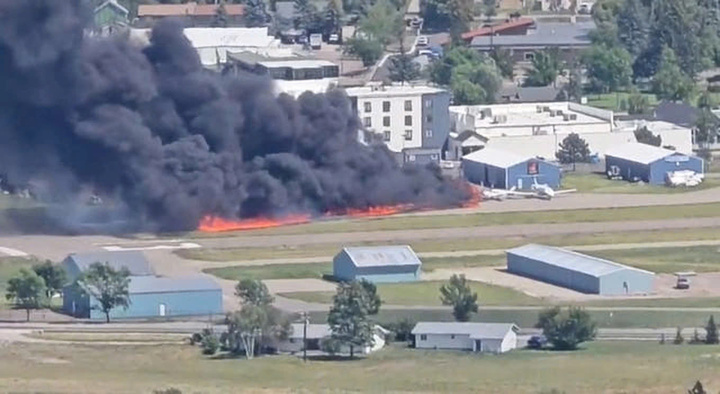 Khoảnh khắc máy bay bốc cháy dữ dội sau khi va chạm trên đường băng ở Mỹ 