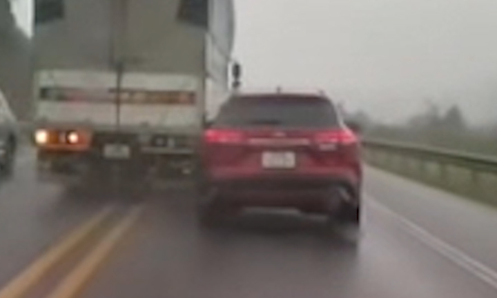 Bức xúc xe tải vượt ẩu ép ô tô con chao đảo trên đường