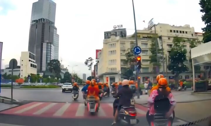 Xử phạt 10 tài xế chạy Vespa vượt đèn đỏ ở TP.HCM