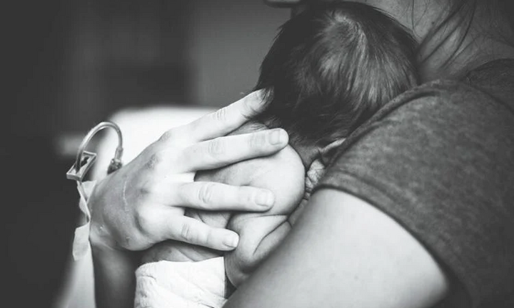 Dân mạng đau xót trước cái chết của em bé phải sinh mổ sớm để trúng 'ngày đẹp'