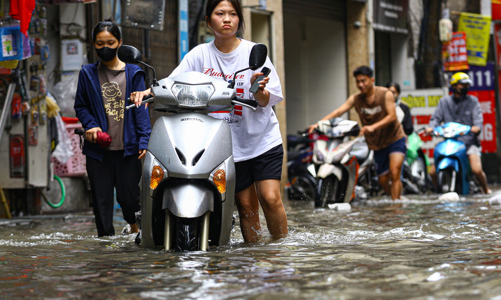 Đường Hà Nội ngập nửa mét sau mưa lớn, loạt xe chết máy