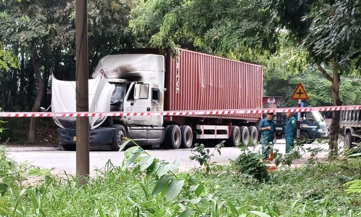 Người đàn ông đâm trọng thương đôi nam nữ rồi tự thiêu trên xe ở TP.HCM