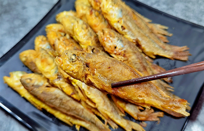 Lý do cá rán ở nhà hàng luôn giòn tan, thêm thứ này cá để lâu không ỉu