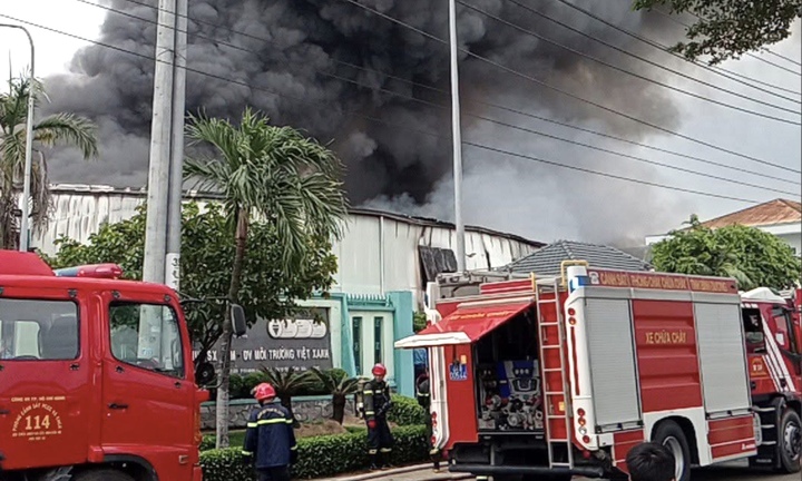 Cháy lớn tại khu công nghiệp Nam Tân Uyên, TP.HCM