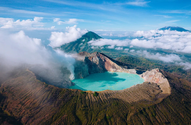 Kỳ quan núi lửa Ijen: Dung nham xanh cháy rực và hồ axit đẹp ‘chết người’