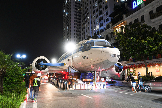 Chuyên cơ từng chở Bác Hồ xuất hiện trên phố Hà Nội, người dân háo hức đi xem