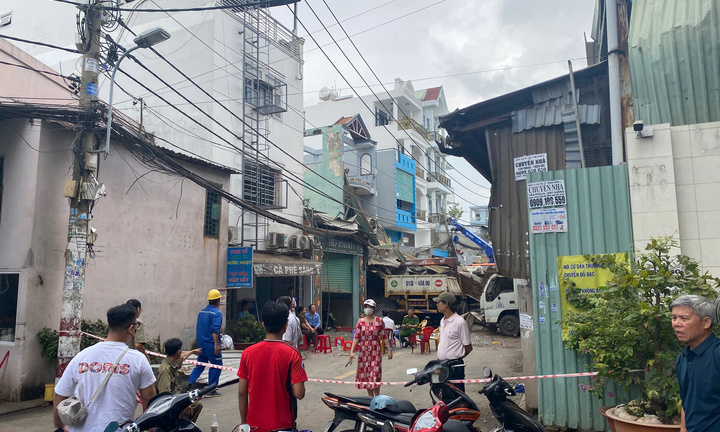 Nổ lớn tại công ty kính ở TP.HCM, nhiều nhà dân bị xé toạc