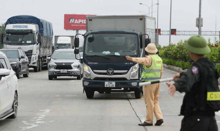 Ngày đầu thí điểm phân làn cao tốc, CSGT phát loa nhắc xe tải không đi vào làn 1