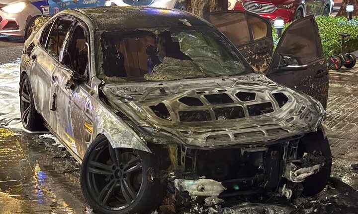 Ô tô BMW cháy ngụt ngụt trên phố Hà Nội