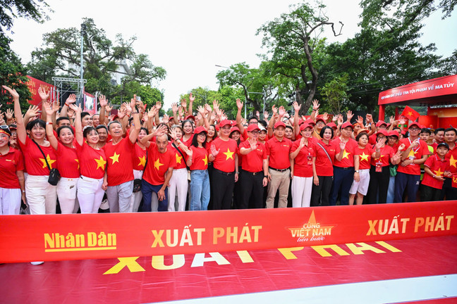 Nghìn người mặc áo cờ đỏ sao vàng đi bộ vì Việt Nam đoàn kết, hùng cường