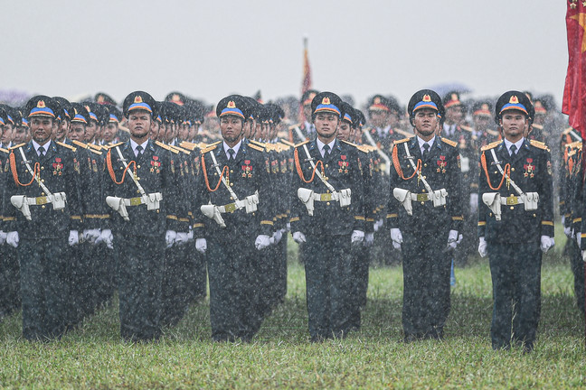 Hơn 16.300 chiến sĩ kiên cường hợp luyện diễu binh trong mưa