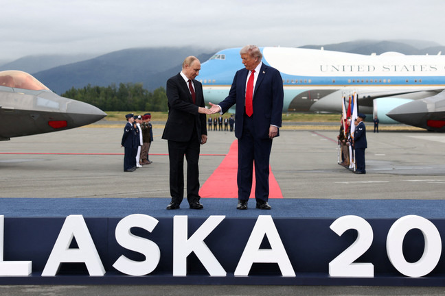 Tổng thống Trump ra đón ông Putin, bắt tay cạnh dàn máy bay chiến đấu 