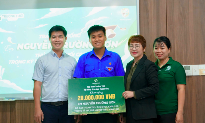 Tập đoàn Trường Tươi trao học bổng cho thủ khoa khối C00 kỳ thi THPT 2025
