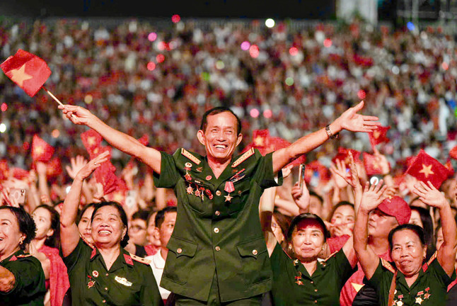 Khoảnh khắc 30.000 người hát Quốc ca, sân vận động Mỹ Đình rực đỏ màu cờ Tổ quốc