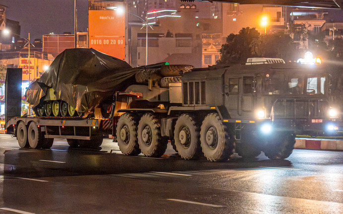 Đoàn xe pháo quân sự di chuyển về trung tâm Hà Nội trong đêm