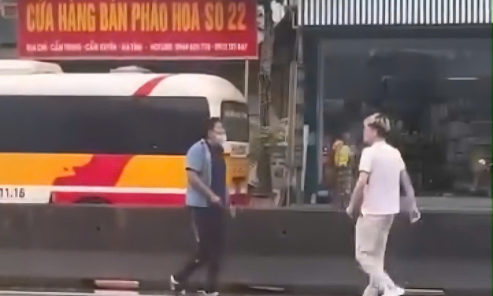 Tài xế xe buýt tấn công hành khách khi bị chụp ảnh xe lạng lách