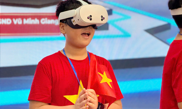 'Xuyên không' cùng lòng yêu nước