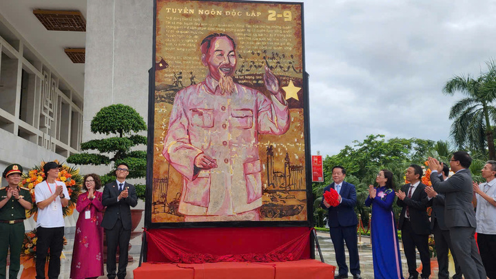 Chiêm ngưỡng tranh sơn mài cao 2,4m vẽ Bác Hồ trưng bày ở Bảo tàng Hồ Chí Minh