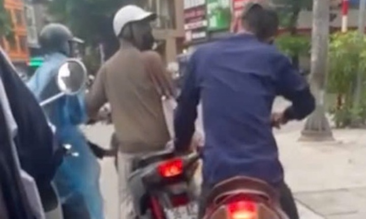 Bắt giữ 2 kẻ dàn cảnh va chạm xe, trộm điện thoại iPhone 15 Pro Max 