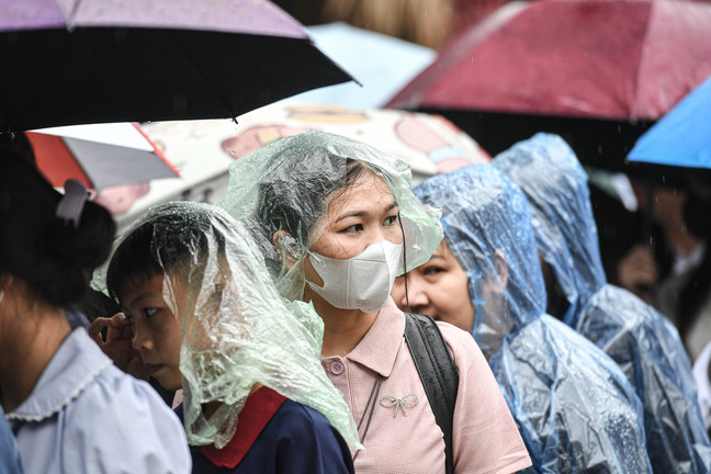Khán giả đội mưa xếp hàng chờ trải nghiệm công nghệ thực tế ảo VR
