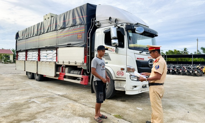 CSGT TP Huế phát hiện xe tải chở gần 30 tấn đường không rõ nguồn gốc
