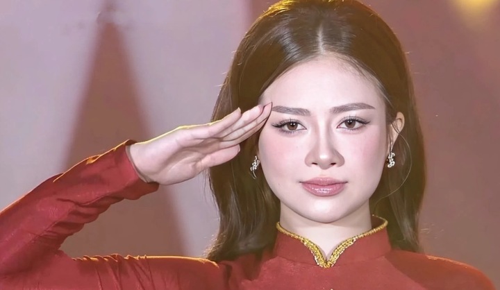 Nữ ca sĩ đang gây sốt với khoảnh khắc chào cờ trên sóng truyền hình là ai?