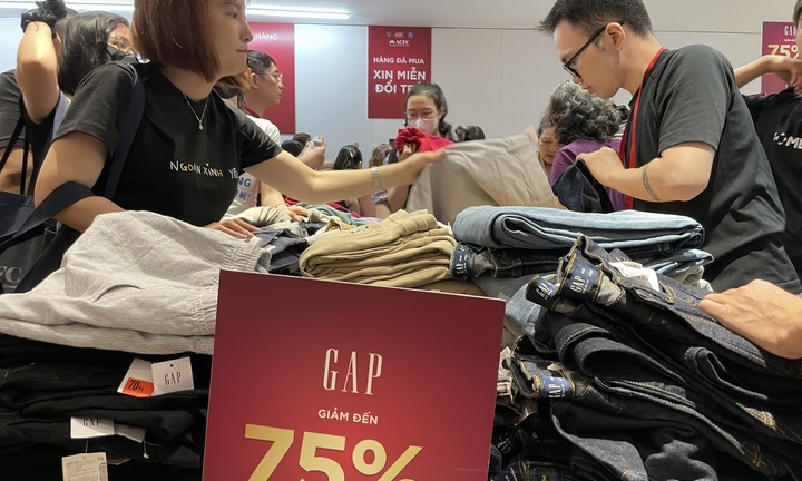 Lần đầu tiên TP.HCM mang hàng hiệu ra ga metro bán giảm giá