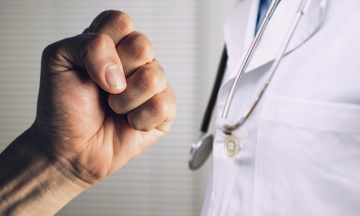 Nữ điều dưỡng bị người nhà bệnh nhân hành hung lúc nửa đêm