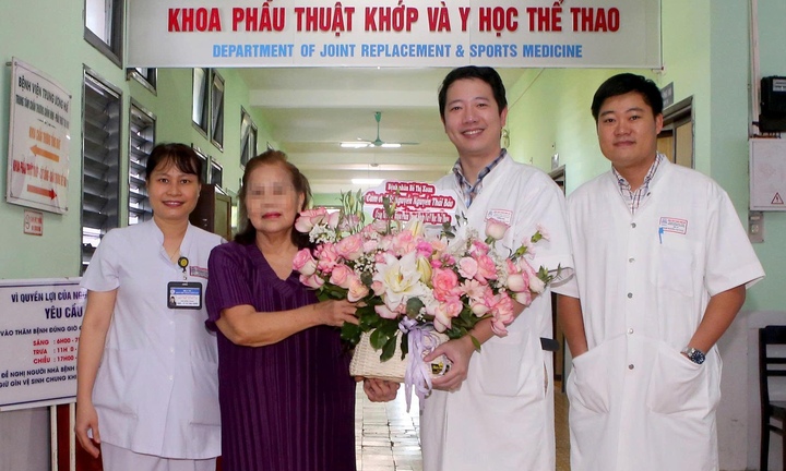 Bệnh nhân 69 tuổi đi lại bình thường sau nhiều năm khớp gối biến dạng nặng