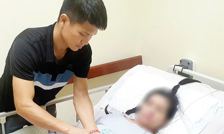 Chồng thức trắng đêm chườm khăn hạ sốt cho vợ hôn mê