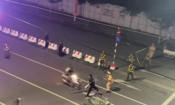 Bắt giữ 2 thanh niên 'thông chốt' đường cấm, tông thẳng vào cảnh sát cơ động 