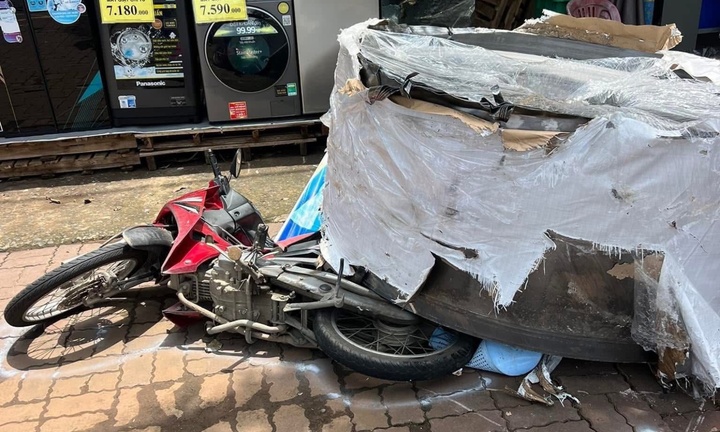 Hai cuộn thép hàng chục tấn rơi khỏi xe đầu kéo, đè bẹp xe máy ở TP.HCM