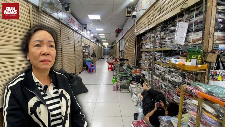 Chợ tiền tỷ ở TP.HCM vắng bóng người, tiểu thương ngồi lướt điện thoại chờ khách