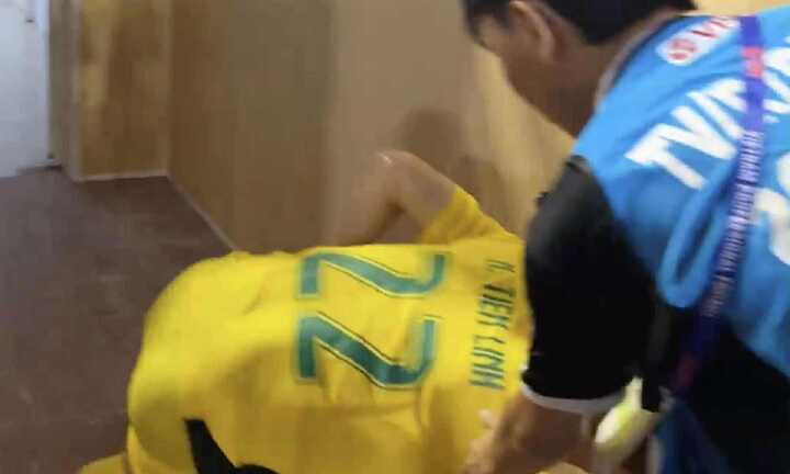 Nguyễn Tiến Linh trượt ngã, chấn thương khi kí tặng người hâm mộ