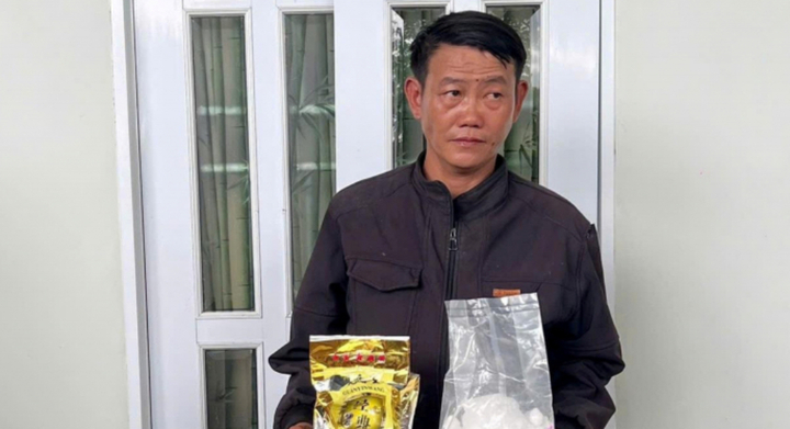 Bắt quả tang người đàn ông bán 1kg ma túy đá