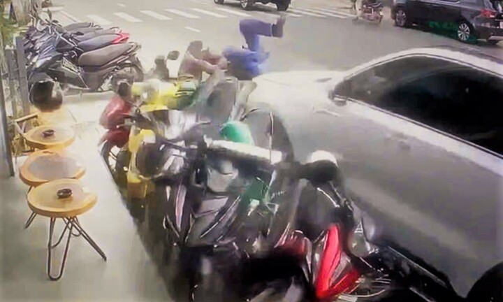 Ô tô hất văng người đi đường, tông hàng loạt xe máy ở Đà Lạt