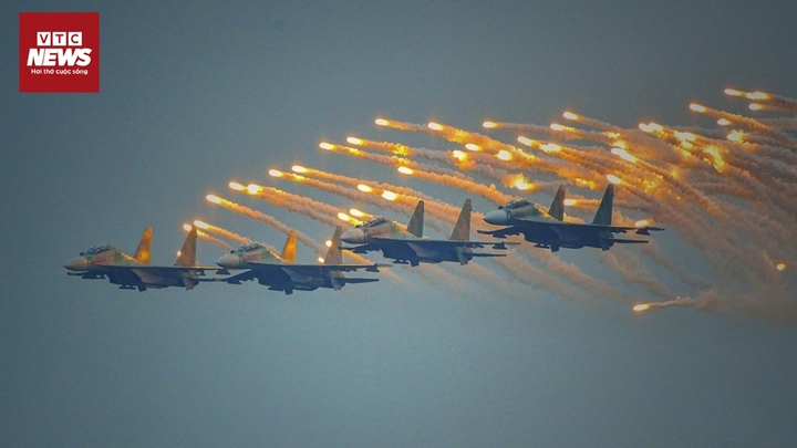 Tiêm kích Su-30MK2 diễu binh: Mãn nhãn như phim điện ảnh